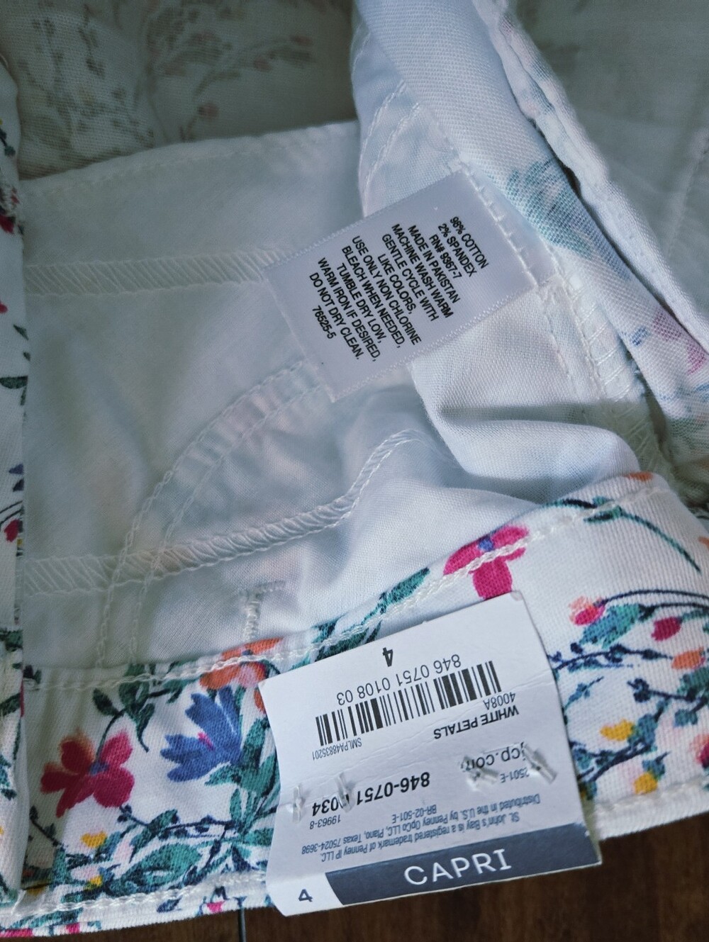 St Johns Bay Pants Women's White Floral Mid Rise Capri Secretly Slender Size 4 - Picture 10 of 10